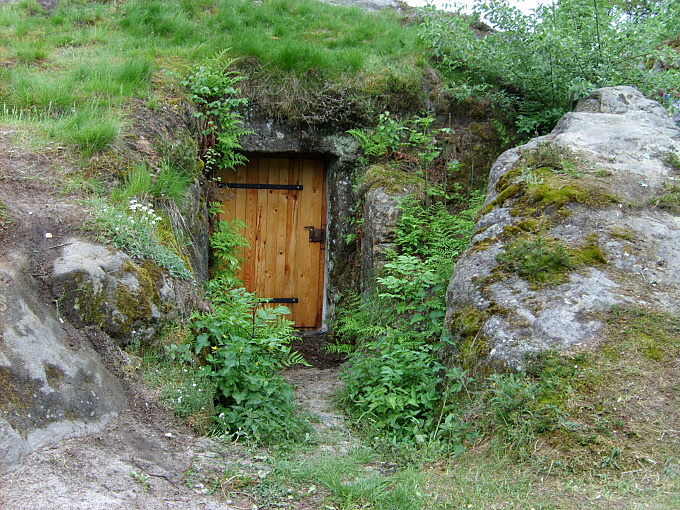 Vchod do skalnho obydl.