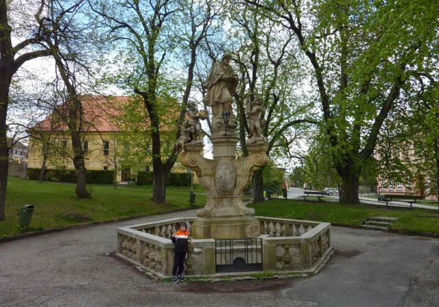 Z akce autobusem na Maku Piku, Kartouzku, Sv. Kopeek a do Velk Bystice. Vedla Jiina Skivnkov, foto Jitka tblov, Pavel Blaha a dal