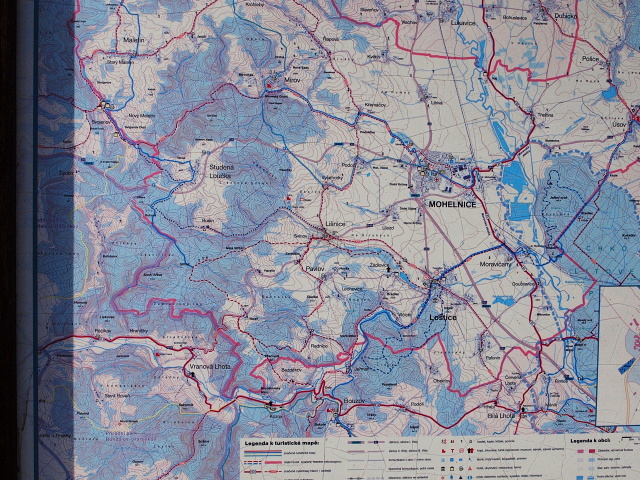 Ze zájezdu - Po stopách lišky Bystroušky. Vedla Jiřina Skřivánková. Foto Vraťka Navrátilová, Pepa Horáček, Mojmír Kalužík, Vojta Krejčí