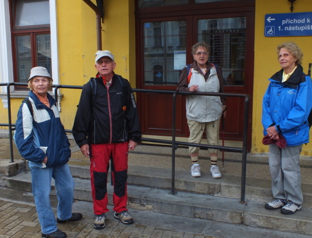 Z vycházky-Do lesního baru.Vedl J.Fričar, foto Veverka