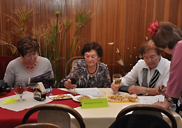 Z akce Ukládání pohorek. Foto Pepa Horáček a Veverka
