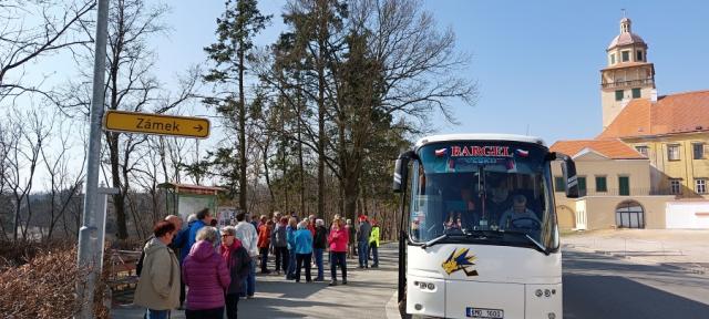 Z autobusové akce Za Alfonzem Muchou do Moravského Krumlova. Vedli Zdeňka Daňková a František Ondráček, fot. M. Kalužík