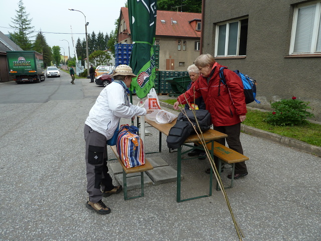 Z účasti (pracovní i vycházkové) na akci -  Hanušovická Čtvrtka, vedla Zdeňka Daňková, foto Slávka a Vojta Krejčí, Jitka Štáblová a Pepa Horáček