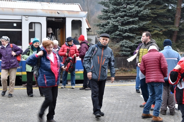 Zpívání koled v Maršíkově. Vedl J. Fričar, foto Vojta Krejčí a Veverka
