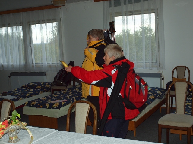 Z akce _ Podzimní  přechod Jesníků_Zlatohorsko 26.-28.10.2012 . Vedli Krausovi, foto Zdeňka Jílková, Slávka a Vojta Krejčí, Pave lBlaha a další