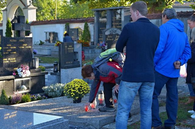 Ze vzpomínkové akce u hrobu pana Josefa Janků. foto V. Krejčí