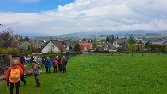 Z vycházky Kolem Malínského vrchu. Vedla Mirka Krobotová, foto Mojmír Kalužík