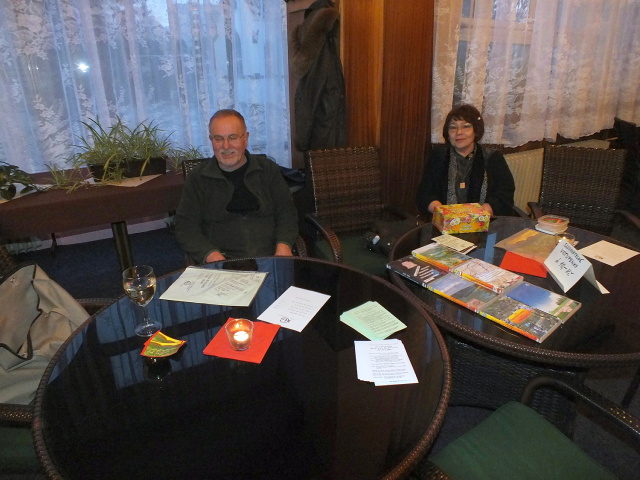 Ukládání pohorek. Foto - Pavel Blaha, Pepa Horáček a Veverka