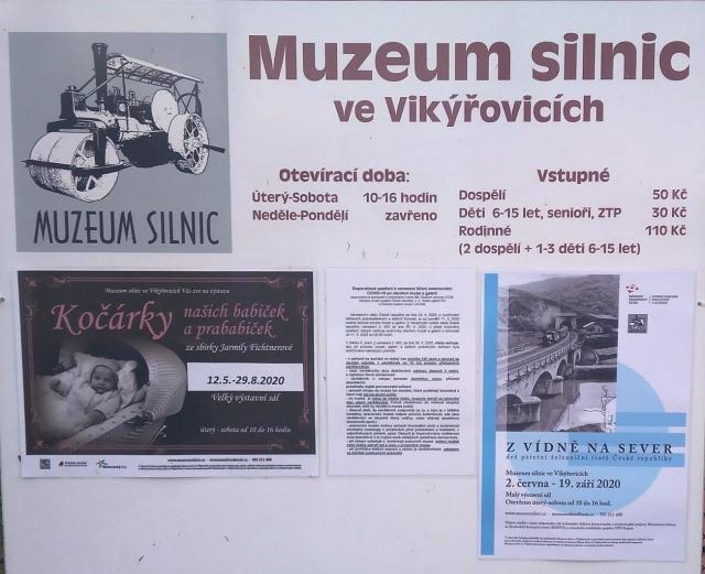 Z vycházky - Muzeum silnic - Historické kočárky_vedla Jiřinka Skřivanková, foto P.Vašat