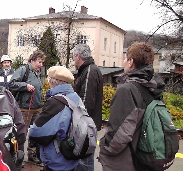 Z vycházky - Sklářské muzeum v Rapotíně. Sklářské muzeum v Rapotíně. Vedla Iva Všetičková, foto Veverka