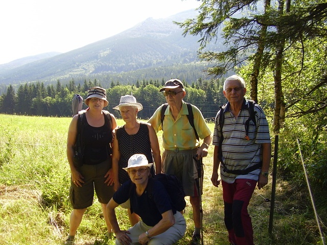 Z vycházky- K lesnímu baru_vedl J.Fričar, fot J.Fričar, B.Sinčáková, Sllávka Krejčí