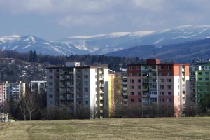 Hradbu paneláků vylepšuje krásné panoráma Jeseníků.
