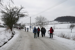 Poslední kroky k autobusové zastávce.