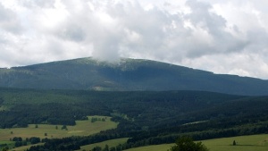 ... vrchol Sněžníku chrlil mraky.