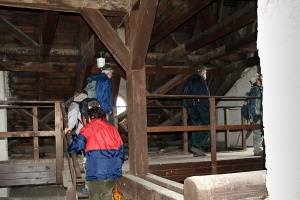 Ve věži.