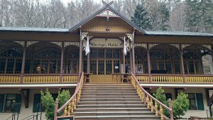 Před druhou světovou válkou známé výletní místo kousek od města Javorník s restaurací a tančírnou postavenou v secesním stylu. Obec Bernartice ji po dlouhých letech chátrání opravila a slavnostní otevření proběhlo 24.7. 2015. V obnovené Tančírně se nachází kavárna, informační centrum a sál, v kterém se konají společenské a kulturní akce (koncerty, autorská čtení, workshopy atd.)