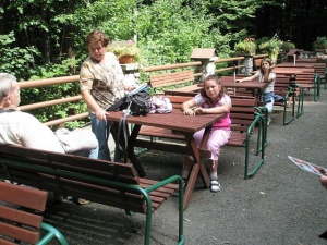 Čekání před jeskyní.