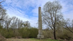 Kamenný obelisk, kterému se přezdívá Komín, je spolu s ostatními romantickými stavbami v okolí součástí areálu nedalekého zámku Nové Zámky. Pro knížete Lichtenštejna jej postavil architekt Josefa Hardtmuth v roce 1808. Jeho výška je 18 m.