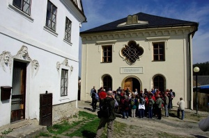 Před sinagogou