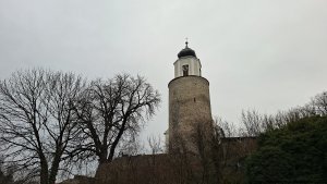 Zřícenina hradu Frýdberk...Ze středověkého hradu z konce 13. století se zachovala okrouhlá věž, která byla v roce 1810 zakomponována do klasicistní stavby kostela. Zkáza hradu započala v roce 1639, kdy byl poničen švédskými vojáky. Poté jeho areál sloužil jako pivovar...Obci Žulová dominuje kostel s neobvyklou válcovou věží, připomínající spíš hradní než kostelní věž. V tomto případě totiž došlo k zajímavému spojení zříceniny středověkého hradu a klasicistního kostela. Původní hrad stál od konce 13. století do roku 1639, kdy jej vyplenili Švédové. Od poloviny 17. století sloužil mimo jiné jako pivovar. V roce 1810 byl z větší části zbořen a zachovalá hradní věž se stala součástí nového kostela.