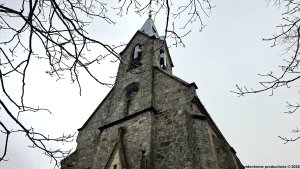 Novogotický kostel postavený v letech 1878-80 na místě starší dřevěné stavby z let 1712-13.