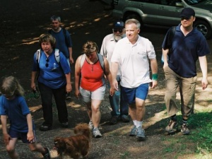 Hejtmana doprovázelo několik turistů a ne všichni stačili jeho tempu.