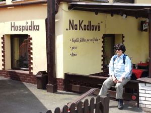 Hospůdka ,,Na Kodlově". Před rokem jsme po půl hodině odešli neobslouženi. I letos personál odmítl uvařit kafe. Pro pivo jsme ,,dobrovolně" museli k pultu