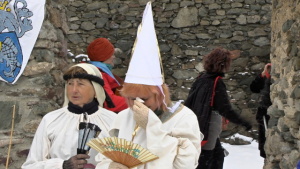 . Tunklová pláče, chůva ji utěšuje