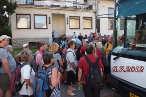 dva plné autobusy odvezly turisty do Horní Lipky