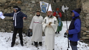 Temná voda se mocně vlní, 
   po vodě rozléhá se hřmění