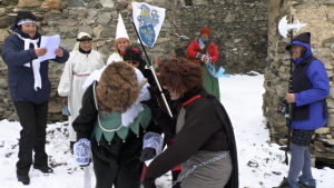 brázdí a rozhrnuje vlny