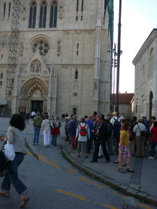 U katedrály.