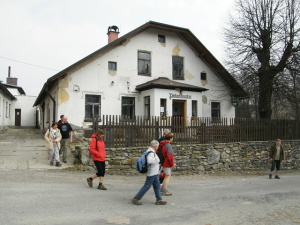 Uvnitř je hezké posezení.