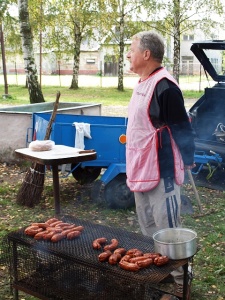 Párkový muž vyhlíží zbývající účastníky pochodu