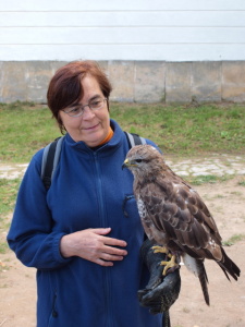 Před hradem vzala Alena do ruky velkého ptáka.
