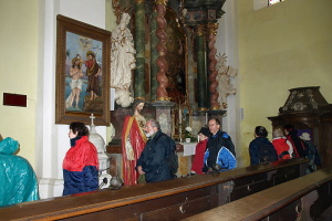 V kostele.