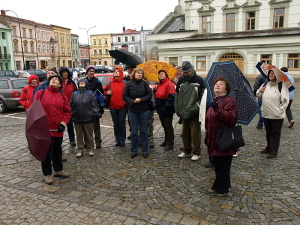Před Mariánským sloupem.