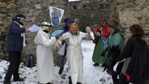 upadla do mdlob (asi po zásahu halapartny)