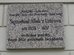 Že arcibiskup ví málo o radostech života?
