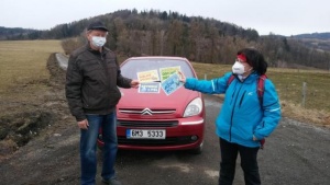 Předávání cedulek pro Rudu n.M. na hranici katastrů