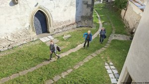 Kostel sv. Jana Křtitele v Kurdějově je významná pozdně gotická památka s kořeny sahajícími do 14. století. Unikátní komplex kostela, zvonice, kaple Všech svatých a kostnice obehnaný hradební zdí, představuje jeden z nejlépe zachovaných opevněných areálů v Česku, který sloužil i jako útočiště během válečných konfliktů. Kostel prošel přestavbami v průběhu staletí, včetně barokních úprav, a byl pečlivě rekonstruován v 80. letech 20. století. Dnes se návštěvníci mohou obdivovat jeho gotickou klenbu, cenné umělecké vybavení a podzemní chodby.