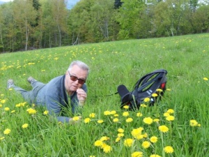 Franta pohozený v trávě.