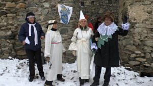 a přivádí svou krásnou paní na svůj hrad