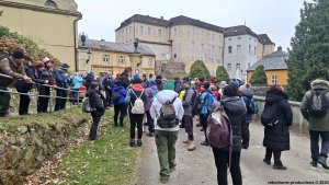 Díky svému umístění na skalnatém výběžku tvoří zámek nepřehlédnutelnou dominantu města. Jeho současná podoba je výsledkem četných stavebních úprav v průběhu 16. až 19. století. Až do roku 1945 zámek sloužil jako letní sídlo vratislavských biskupů a arcibiskupů. Na zámku si můžete prohlédnout dochované historické nástěnné malby, početný mobiliář z 19. století, obrazy a další předměty. Zároveň se v interiérech nachází unikátní expozice historických dýmek, která je největší svého druhu ve střední Evropě. Kolem zámku se nachází anglický park, založený počátkem 19. století.