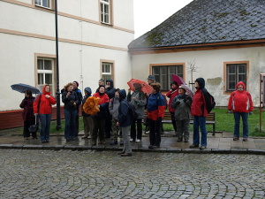 Před kostelem.