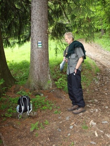 Roman stál opodál