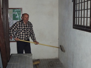 Nejdříve odstranit prach a pavučiny.