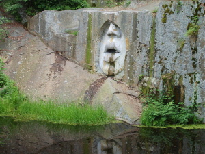 Triptych žulových reliéfů dokončil sochař Radomír Dvořák v září 2007.