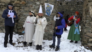 aby tam v tichu bílých zdí
      	 žila až do konce svých dní.
