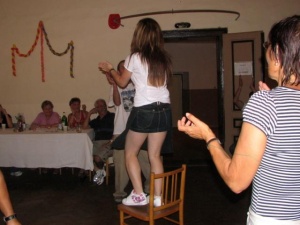 Zábavu obohatila domácí barová tanečnice (barmanka).